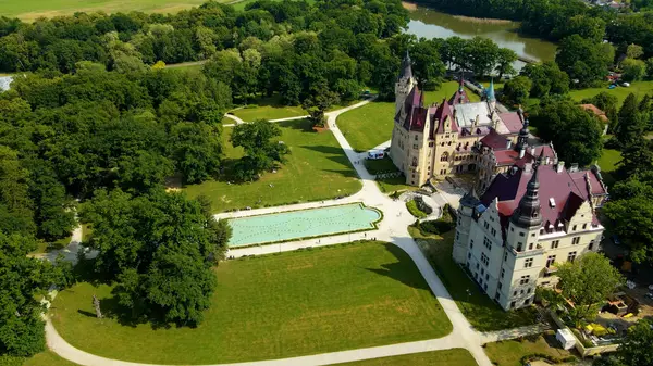 Moszna Şatosu, Moszna Polonya köyü yakınlarındaki bir mimariden manzara üzerinde uçuyor.