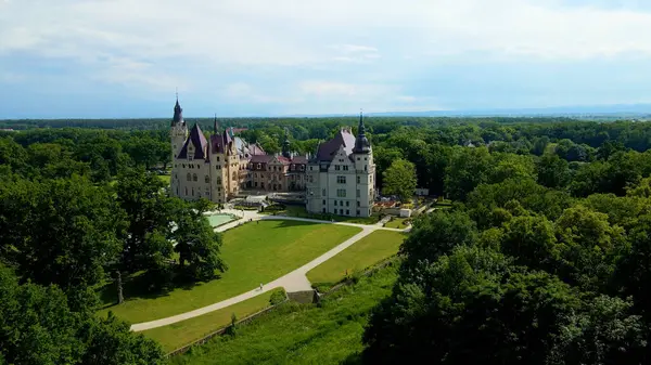 Moszna Şatosu, Moszna Polonya köyü yakınlarındaki bir mimariden manzara üzerinde uçuyor.
