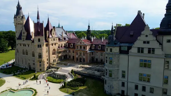 Moszna Şatosu, Moszna Polonya köyü yakınlarındaki bir mimariden manzara üzerinde uçuyor.