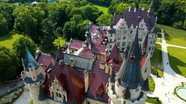 Moszna Şatosu, Moszna Polonya köyü yakınlarındaki bir mimariden manzara üzerinde uçuyor.