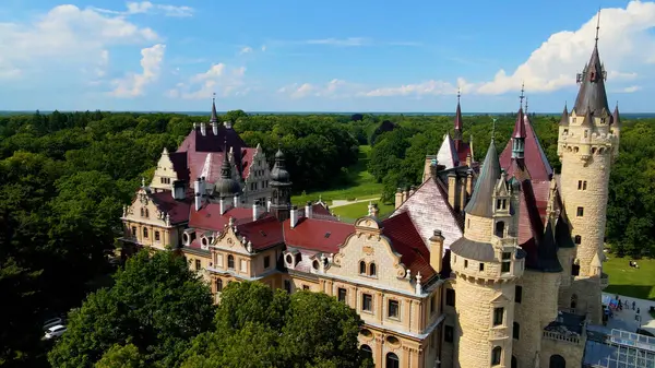 Moszna Şatosu, Moszna Polonya köyü yakınlarındaki bir mimariden manzara üzerinde uçuyor.