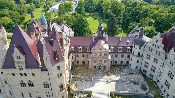 Moszna Şatosu, Moszna Polonya köyü yakınlarındaki bir mimariden manzara üzerinde uçuyor.