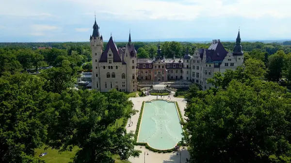 Moszna Şatosu, Moszna Polonya köyü yakınlarındaki bir mimariden manzara üzerinde uçuyor.