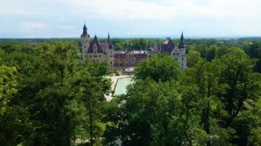 Moszna Şatosu, Moszna Polonya köyü yakınlarındaki bir mimariden manzara üzerinde uçuyor.