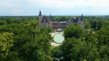 Moszna Şatosu, Moszna Polonya köyü yakınlarındaki bir mimariden manzara üzerinde uçuyor.