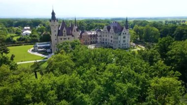 Moszna Şatosu, Moszna Polonya köyü yakınlarındaki bir mimariden manzara üzerinde uçuyor.