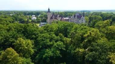 Moszna Şatosu, Moszna Polonya köyü yakınlarındaki bir mimariden manzara üzerinde uçuyor.