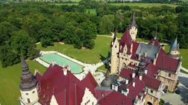 Moszna Şatosu, Moszna Polonya köyü yakınlarındaki bir mimariden manzara üzerinde uçuyor.