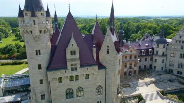 Moszna Şatosu, Moszna Polonya köyü yakınlarındaki bir mimariden manzara üzerinde uçuyor.