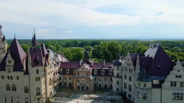 Moszna Şatosu, Moszna Polonya köyü yakınlarındaki bir mimariden manzara üzerinde uçuyor.