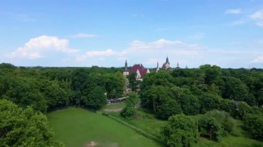 Moszna Şatosu, Moszna Polonya köyü yakınlarındaki bir mimariden manzara üzerinde uçuyor.