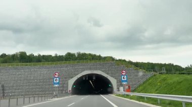 Tünel otomobil geçidi yeraltı yolu boyunca
