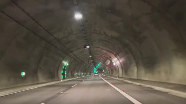 Tünel otomobil geçidi yeraltı yolu boyunca