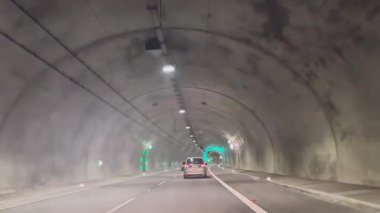 Tünel otomobil geçidi yeraltı yolu boyunca