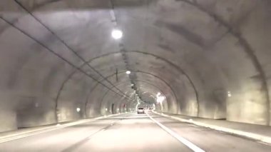 Tünel otomobil geçidi yeraltı yolu boyunca