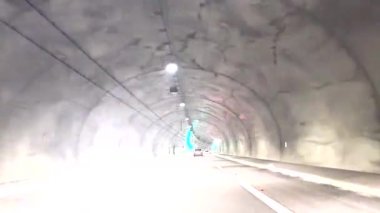 Tünel otomobil geçidi yeraltı yolu boyunca