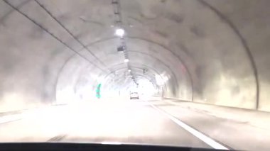 Tünel otomobil geçidi yeraltı yolu boyunca