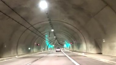 Tünel otomobil geçidi yeraltı yolu boyunca