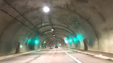 Tünel otomobil geçidi yeraltı yolu boyunca