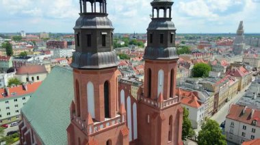 Şehir Mimarisi Avrupa insansız hava aracı eski şehir Opole Polonya 'nın üzerinden geçiyor