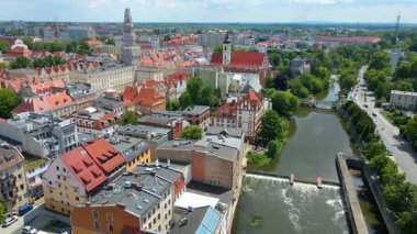 Şehir Mimarisi Avrupa insansız hava aracı eski şehir Opole Polonya 'nın üzerinden geçiyor