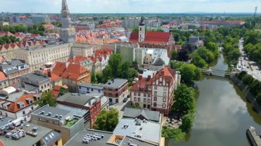 Şehir Mimarisi Avrupa insansız hava aracı eski şehir Opole Polonya 'nın üzerinden geçiyor