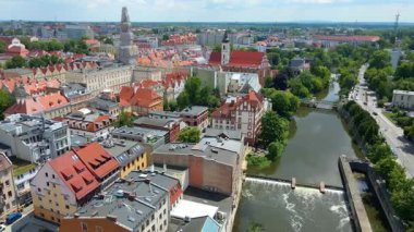 Şehir Mimarisi Avrupa insansız hava aracı eski şehir Opole Polonya 'nın üzerinden geçiyor