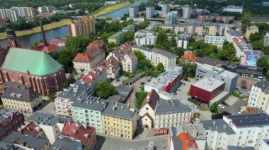 Şehir Mimarisi Avrupa insansız hava aracı eski şehir Opole Polonya 'nın üzerinden geçiyor