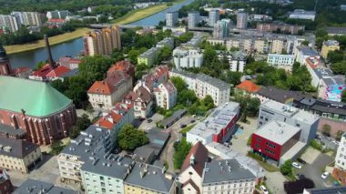 Şehir Mimarisi Avrupa insansız hava aracı eski şehir Opole Polonya 'nın üzerinden geçiyor