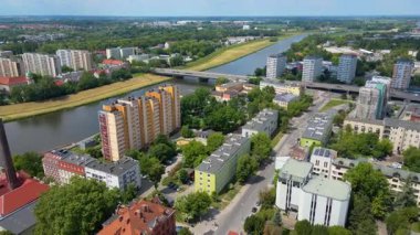 Şehir Mimarisi Avrupa insansız hava aracı eski şehir Opole Polonya 'nın üzerinden geçiyor