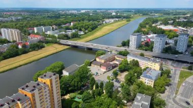 Şehir Mimarisi Avrupa insansız hava aracı eski şehir Opole Polonya 'nın üzerinden geçiyor