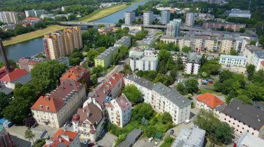 Şehir Mimarisi Avrupa insansız hava aracı eski şehir Opole Polonya 'nın üzerinden geçiyor