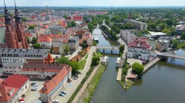 Şehir Mimarisi Avrupa insansız hava aracı eski şehir Opole Polonya 'nın üzerinden geçiyor