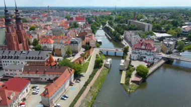 Şehir Mimarisi Avrupa insansız hava aracı eski şehir Opole Polonya 'nın üzerinden geçiyor