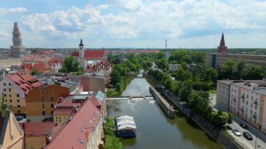 Şehir Mimarisi Avrupa insansız hava aracı eski şehir Opole Polonya 'nın üzerinden geçiyor