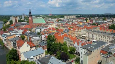 Şehir Mimarisi Avrupa insansız hava aracı eski şehir Opole Polonya 'nın üzerinden geçiyor