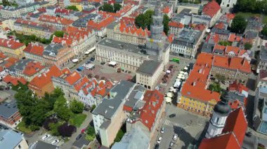 Şehir Mimarisi Avrupa insansız hava aracı eski şehir Opole Polonya 'nın üzerinden geçiyor