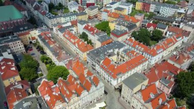 Şehir Mimarisi Avrupa insansız hava aracı eski şehir Opole Polonya 'nın üzerinden geçiyor