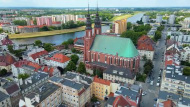 Şehir Mimarisi Avrupa insansız hava aracı eski şehir Opole Polonya 'nın üzerinden geçiyor