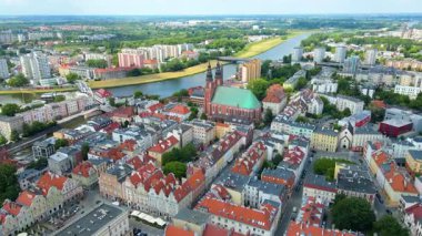 Şehir Mimarisi Avrupa insansız hava aracı eski şehir Opole Polonya 'nın üzerinden geçiyor