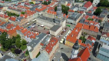 Şehir Mimarisi Avrupa insansız hava aracı eski şehir Opole Polonya 'nın üzerinden geçiyor