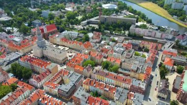 Şehir Mimarisi Avrupa insansız hava aracı eski şehir Opole Polonya 'nın üzerinden geçiyor