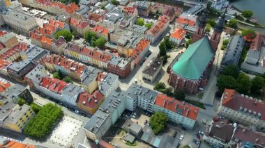 Şehir Mimarisi Avrupa insansız hava aracı eski şehir Opole Polonya 'nın üzerinden geçiyor