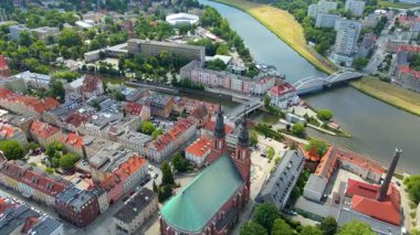 Şehir Mimarisi Avrupa insansız hava aracı eski şehir Opole Polonya 'nın üzerinden geçiyor