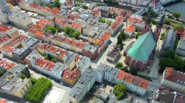 Şehir Mimarisi Avrupa insansız hava aracı eski şehir Opole Polonya 'nın üzerinden geçiyor