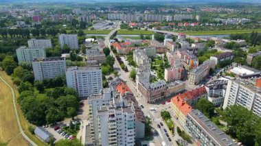 Şehir Mimarisi Avrupa insansız hava aracı eski şehir Opole Polonya 'nın üzerinden geçiyor