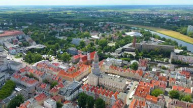 Şehir Mimarisi Avrupa insansız hava aracı eski şehir Opole Polonya 'nın üzerinden geçiyor