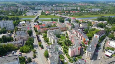 Şehir Mimarisi Avrupa insansız hava aracı eski şehir Opole Polonya 'nın üzerinden geçiyor