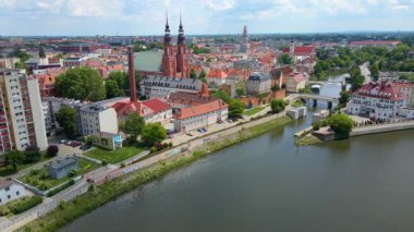 Şehir Mimarisi Avrupa insansız hava aracı eski şehir Opole Polonya 'nın üzerinden geçiyor