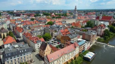 Şehir Mimarisi Avrupa insansız hava aracı eski şehir Opole Polonya 'nın üzerinden geçiyor
